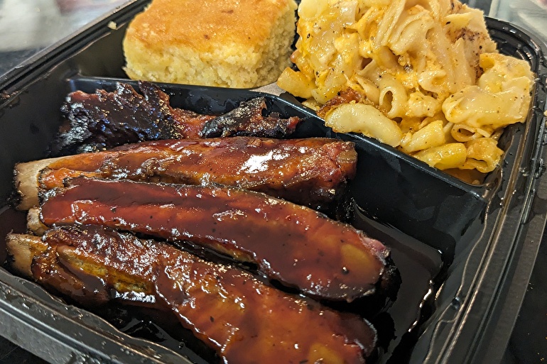 リグリー・バーベキュー・アンド・グリル(Wrigley BBQ and Grill)